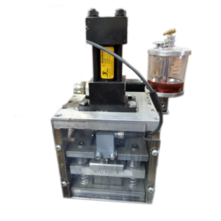 Notching cartridge and oil reservoir