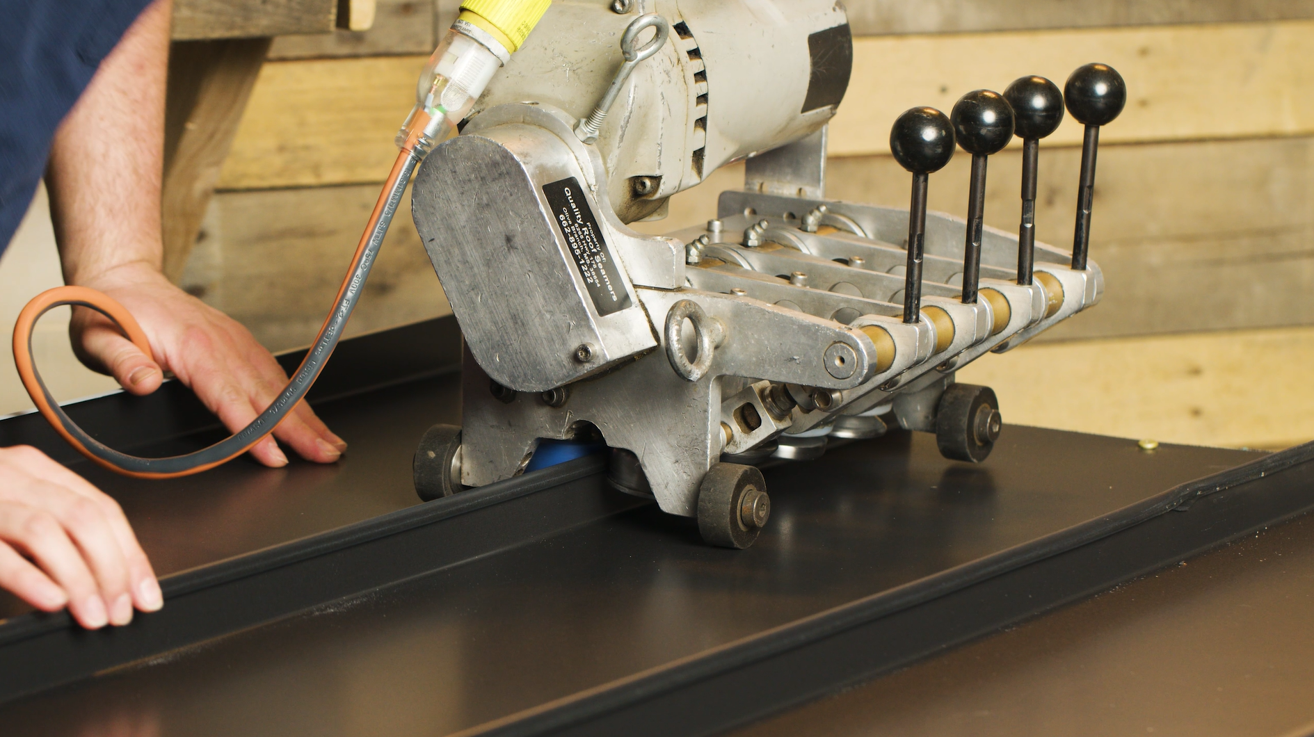 Power seamer seaming panels